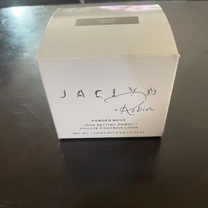 Jaclyn X Robin powder move loose setting powder in sheer rich.